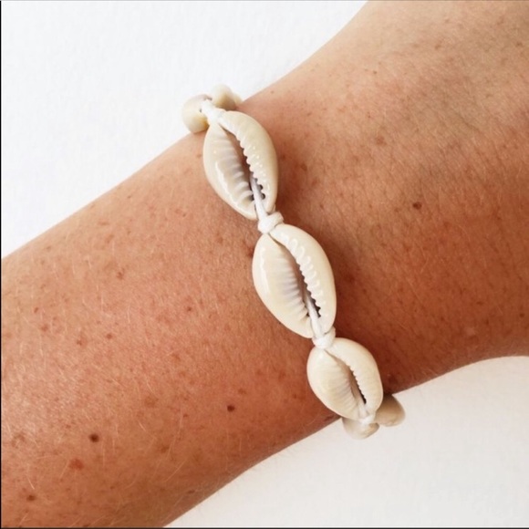 LAST ONE Cream Cowrie Shell Bracelet - Picture 4 of 5